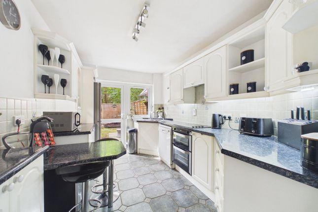 32, Northcott, Bracknell photo 4