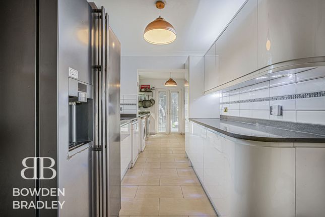26 Fairview Drive, Chigwell photo 4