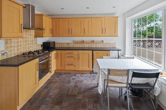 2, Cliffe Park Crescent, West Yorkshire photo 4