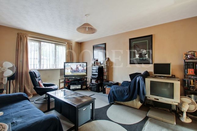 Flat for sale in Campbell Gordon Way, London