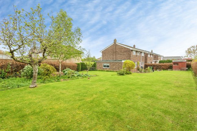 10, Stopford Garth, WAKEFIELD photo 2
