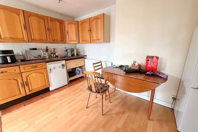34, Adelaide Gardens, Chadwell Heath photo 4