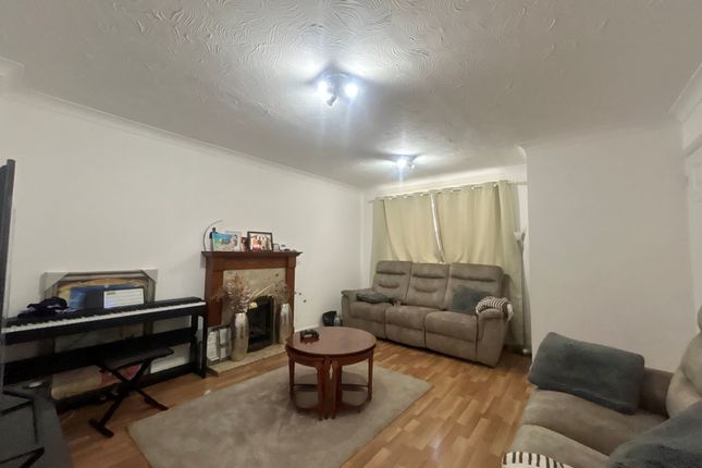 29 Hindemith Gardens, Milton Keynes photo 4