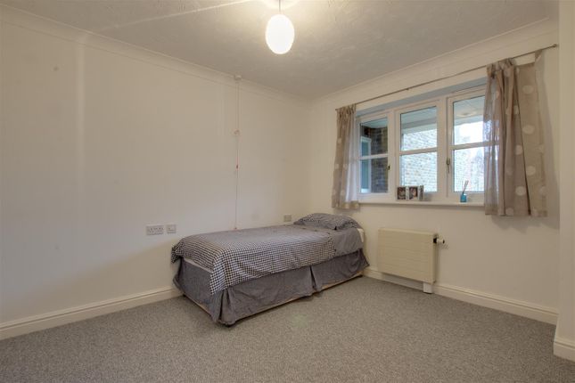Flat to rent in Newsholme Drive, London