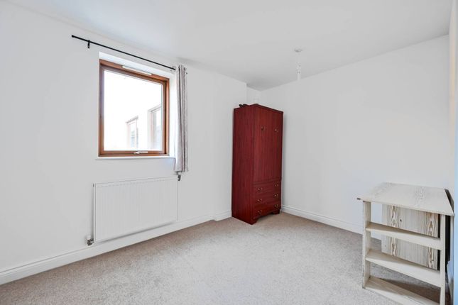 Flat to rent in Trevithick Way, Bow, London