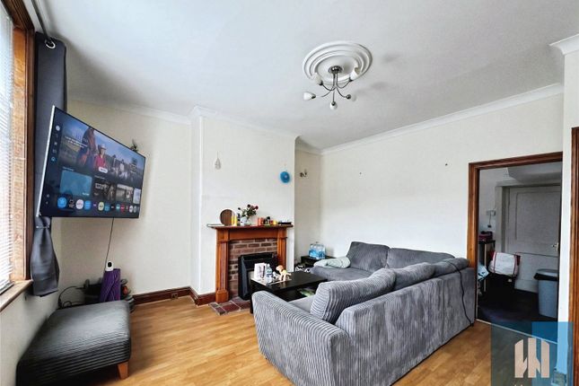 8, Diamond Street, Huddersfield photo 3