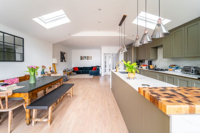 25, Woodfield Way, London photo 4