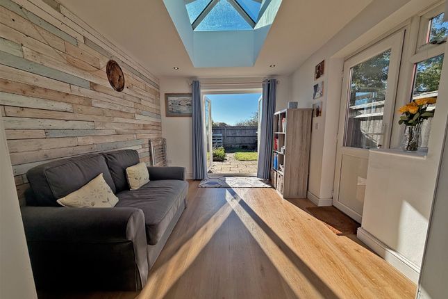 40a Copners Drive, Holmer Green, Buckinghamshire photo 3