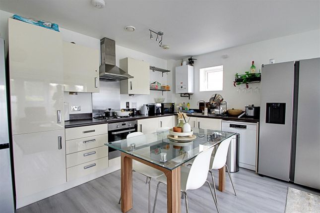 64, Cunningham Way, Watford photo 3