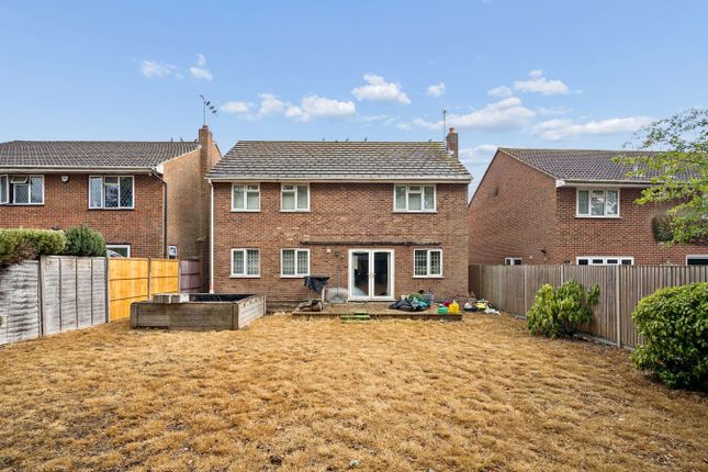 12 Travis Court, Farnham Royal photo 2