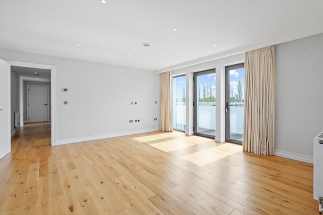 Thumbnail Flat to rent in Littleworth Road, Esher, Surrey