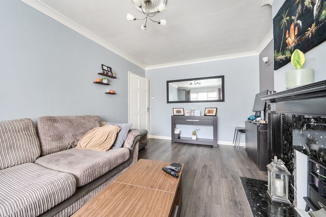 68, Lyndhurst Gardens, Enfield photo 4