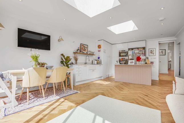 Flat for sale in Avenue Crescent, London