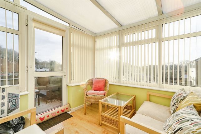 2, Hough End Close, Leeds photo 4