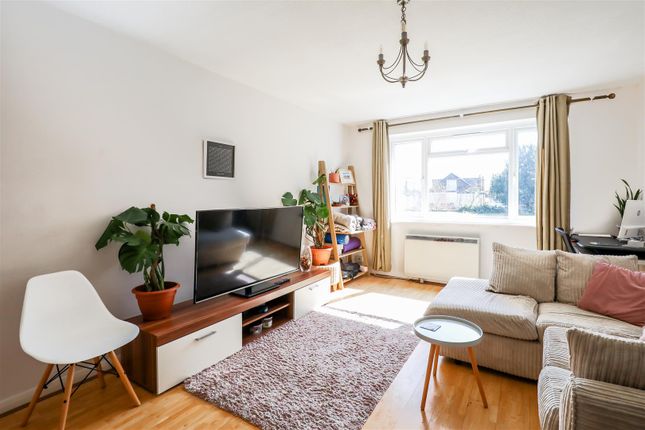 Flat for sale in West Hill, London