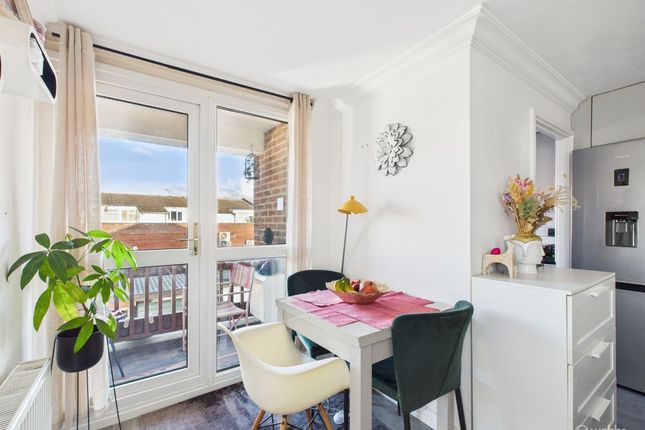 137 Holmbury Grove, Croydon photo 3