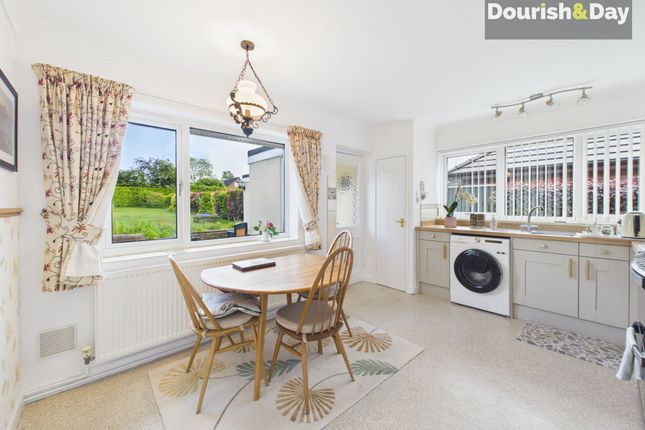 6 Oakridge Close, Stafford photo 3