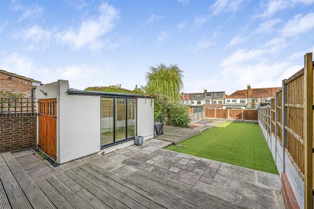 72, Buckhurst Way, Buckhurst Hill photo 3