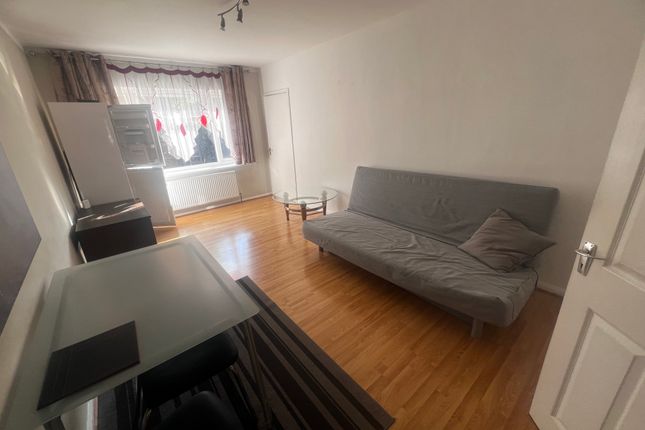 Thumbnail Maisonette to rent in Sinclair Road, London