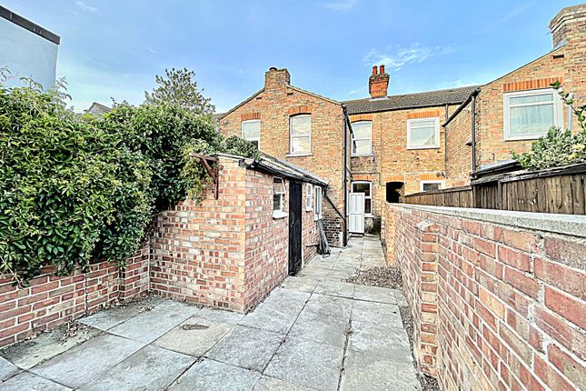 Terraced house to rent in George Street, Bedford