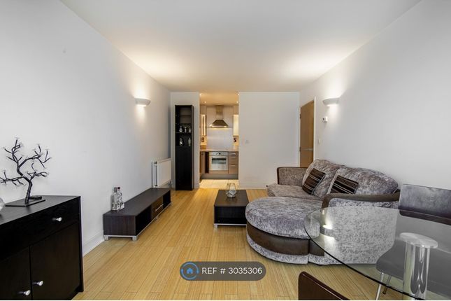 Flat, Proton Tower Blackwall Way, London photo 2