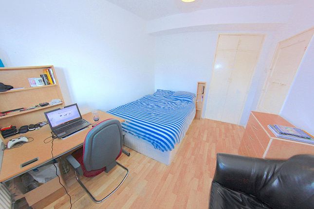 Thumbnail Shared accommodation to rent in Pinchin Street, London