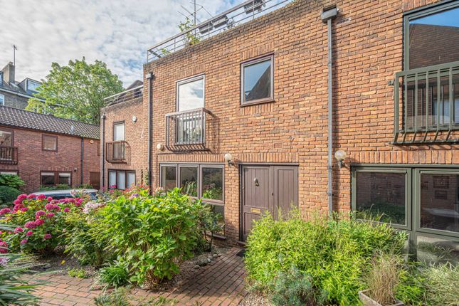 Thumbnail Mews house to rent in Belsize Mews, Hampstead, London