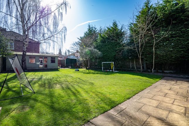 31 Woodbourne Road, Sale photo 4