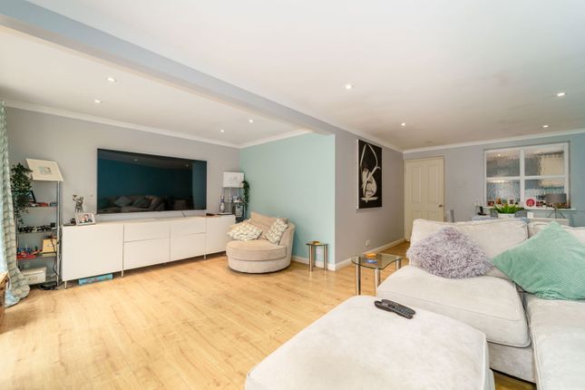 12, Common Lane, Addlestone photo 4