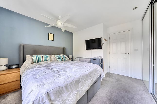1, Mead Place, Horley photo 4