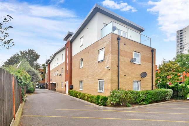 Flat for sale in Chamberlain Close, Ilford, Essex