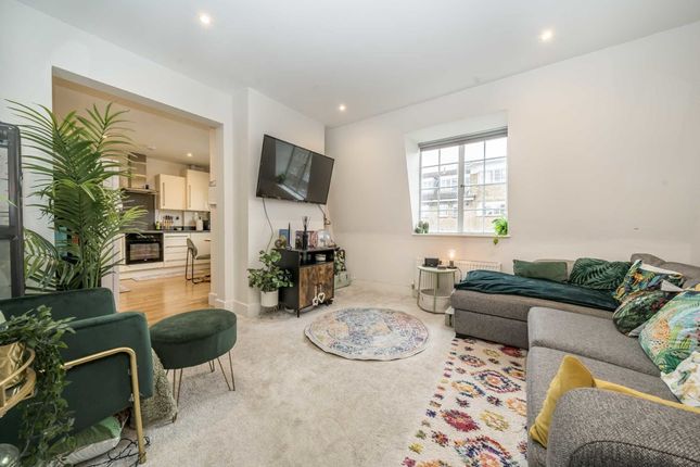Flat for sale in Leigham Avenue, London