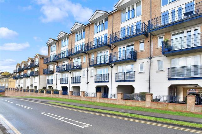 Flat for sale in Fennel Close, Rochester, Kent
