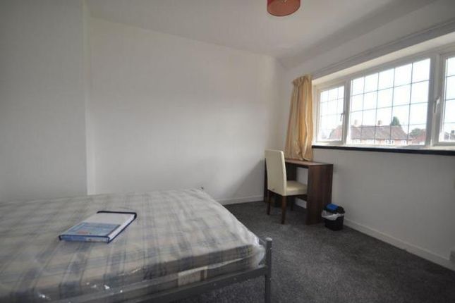 5 BED, 31, Yew Tree Drive, Guildford photo 2