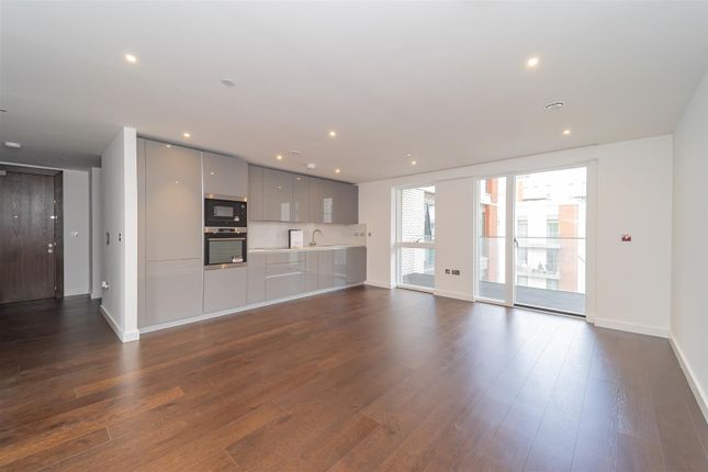 Flat to rent in Senate Building, Lanchester Way, London