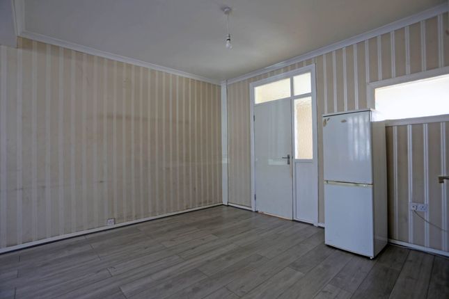 4, Sunningdale Avenue, Rainham photo 3