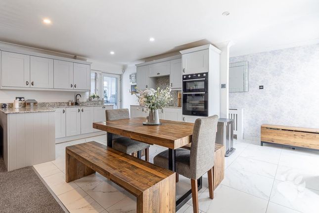 3, Canford Avenue, Wickford photo 4