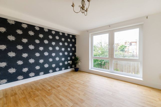 Flat to rent in Watts Grove, Bow, London