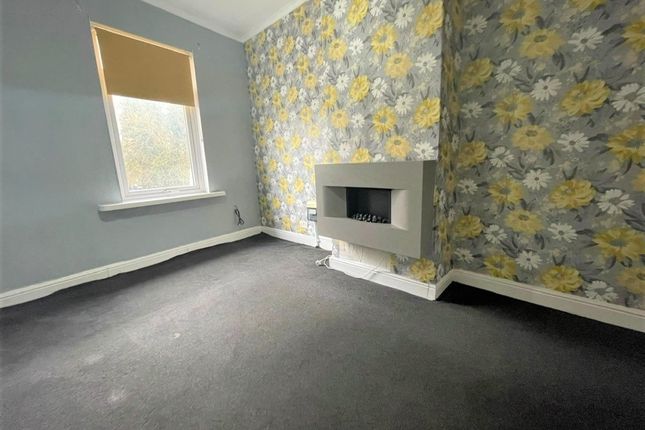 Flat to rent in Warrington Road, Platt Bridge, Wigan