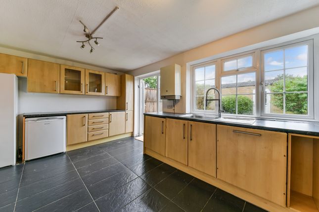 121, Whitehouse Avenue, Borehamwood photo 4