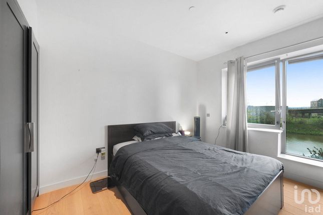 Flat for sale in Botanic Square, London