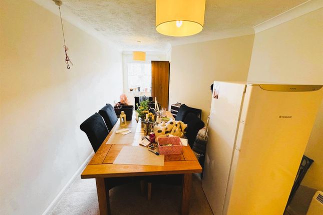 Flat 49, Felbridge Court, High Street, Feltham photo 5