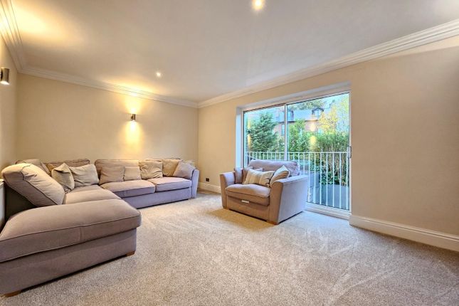 22, Ash Grove, Altrincham photo 3