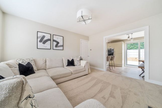 30 Becher Close, Renhold, Bedford photo 3