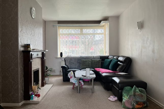 25, Wimborne Drive Allerton , Bradford photo 3