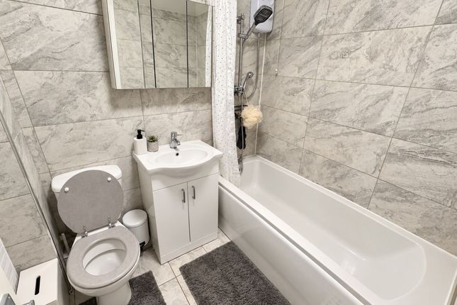 75 Vignoles Road, Romford photo 4