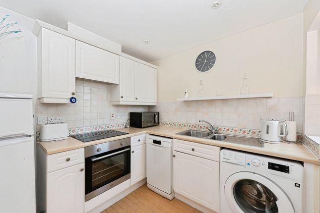 31, Kingfisher Court (Isleworth), Isleworth photo 4