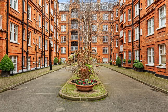 Flat to rent in Park Walk, London