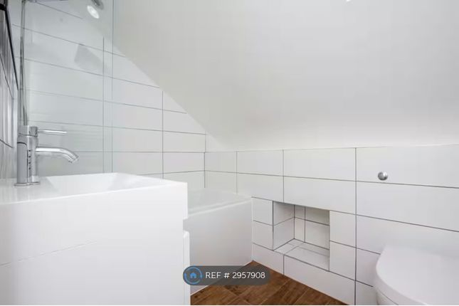 Second Floor Flat, Mill Lane West Hampstead, London photo 2