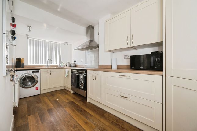 32, Itchen Avenue, Eastleigh photo 2